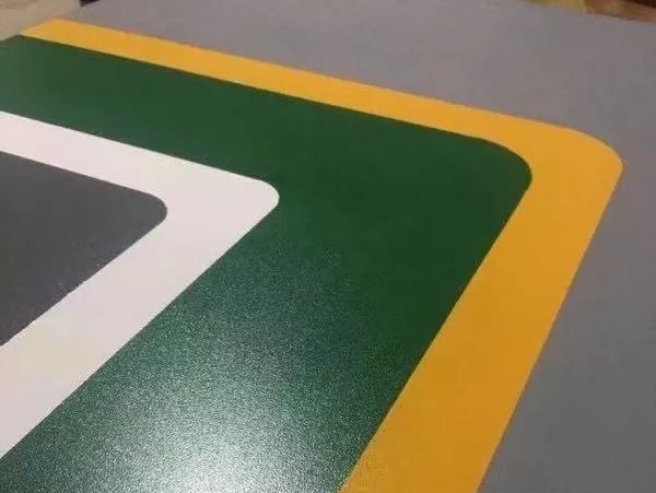 地下停車場無振動防滑坡道施工流程分享，地下車庫水性防滑坡道